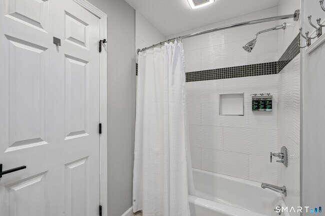 Building Photo - 687 Richies Way