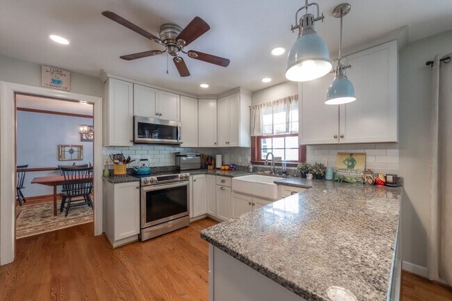 Building Photo - Spacious Colonial in Queens Lake