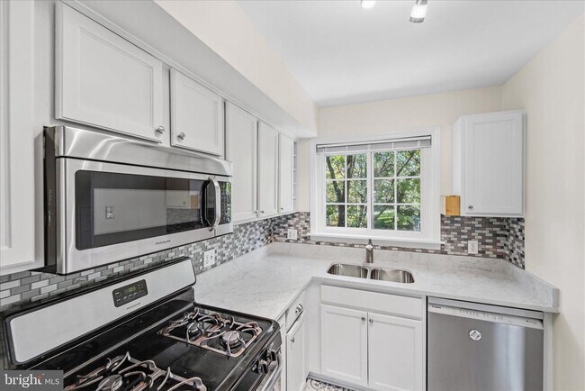 Building Photo - 3226 Gunston Rd