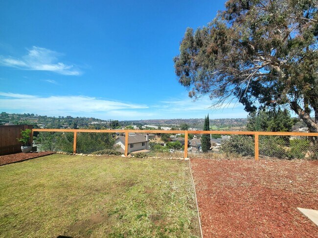 Building Photo - Darling, Move-In Ready Home in Highly Sought After Neighborhood w/ a Great View!!