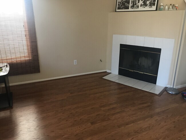 Building Photo - ***Move in Special $1000*** Oceanside Great Location 3 Bedroom Home!