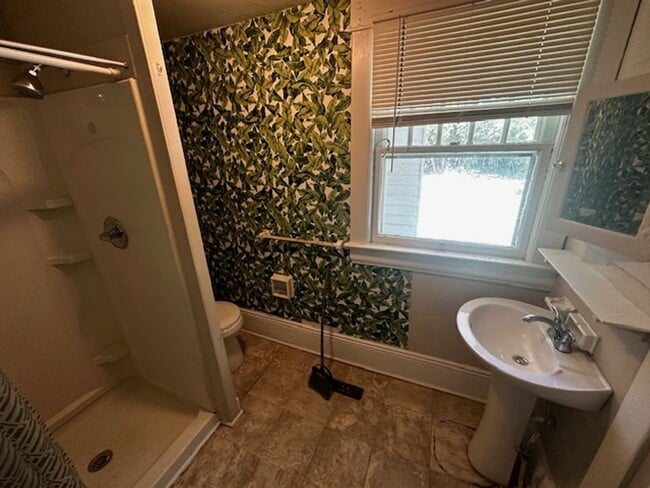 Building Photo - 610 Marigold St