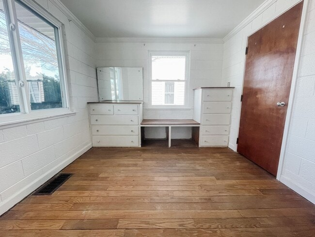 Building Photo - Cozy 2 Bedroom Home! Washer & Dryer Hookups! Fenced In Yard!