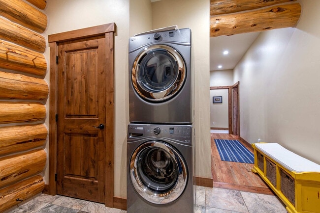 Building Photo - 1330 Larsen Ln