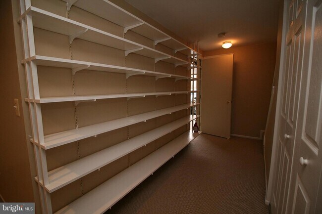Building Photo - 512 Suffield Dr
