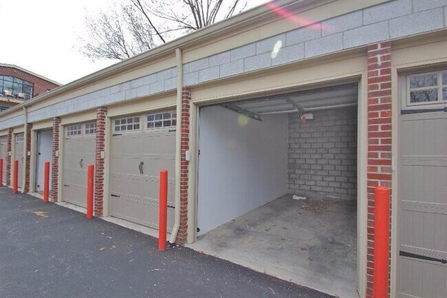 Building Photo - 275 S Limestone