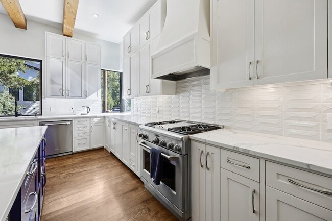 Building Photo - 8635 San Leandro Dr