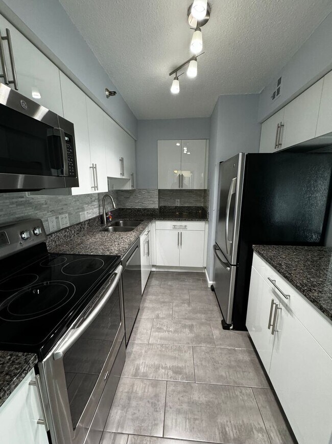 Building Photo - Urban Living at Its Finest: Spacious 2BR, 2BA Condo in Courthouse