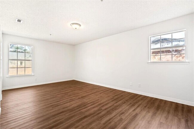 Building Photo - 1240 Lynchburg Ct