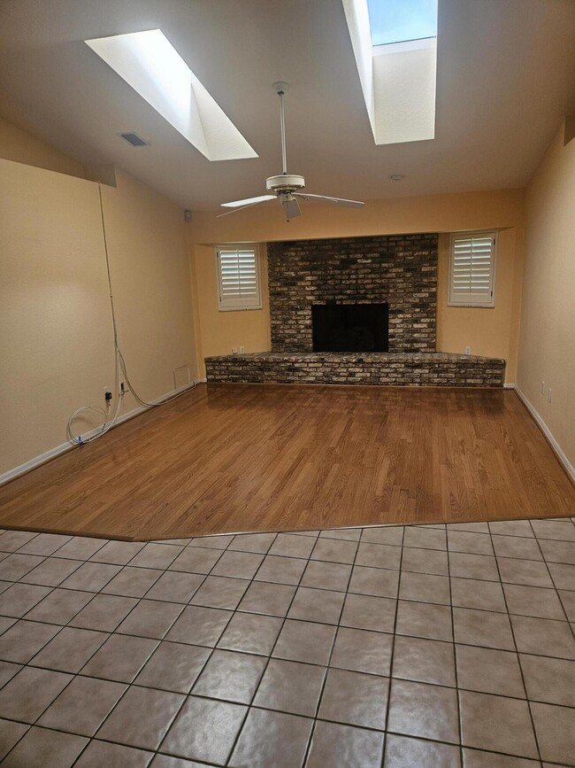 Building Photo - 382 SE Naranja Ave