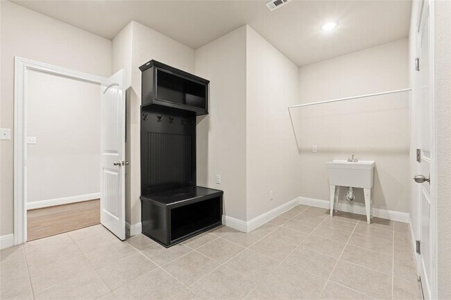 Building Photo - 2260 Hat Bender Lp