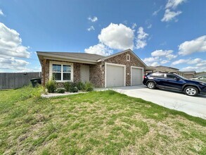 Building Photo - 1833 Clovis Dr