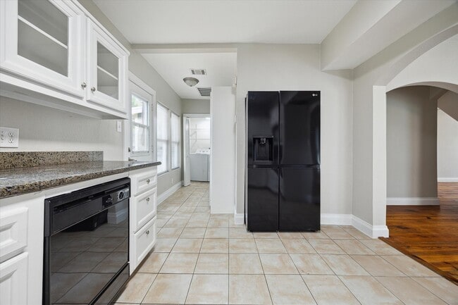 Building Photo - 409 Pecore St