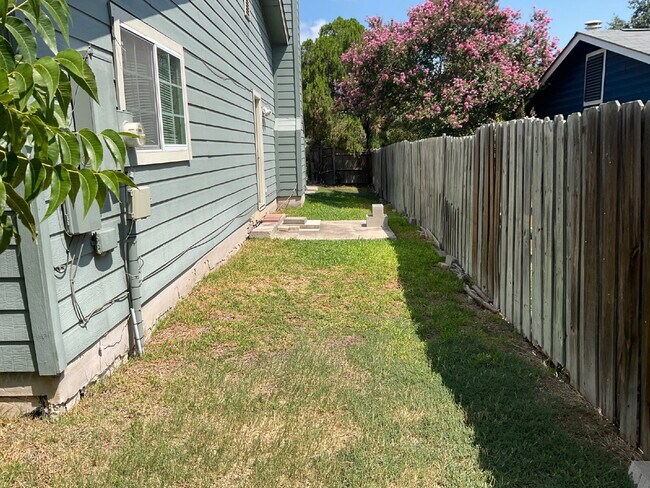 Building Photo - 9626 Bratton Dr