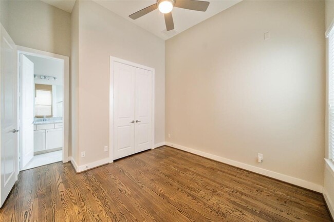 Building Photo - 5815 E Post Oak Ln