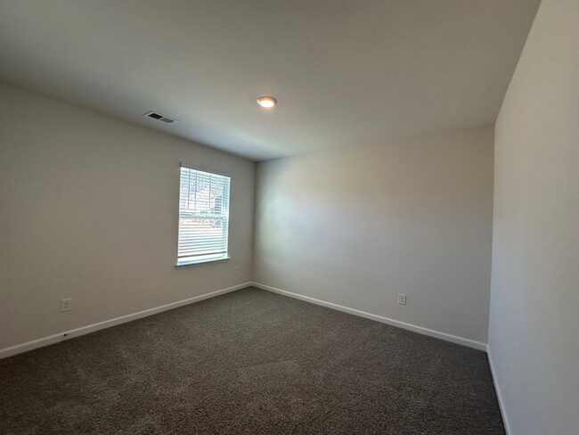 Building Photo - Brand New Home