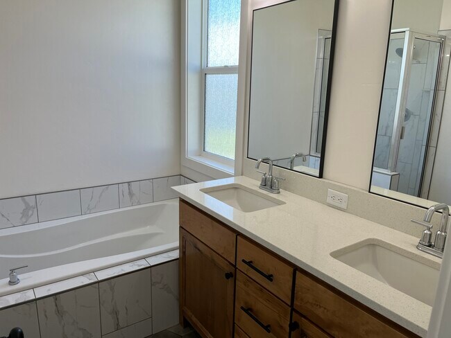 Master Vanity - 564 W Sanford St