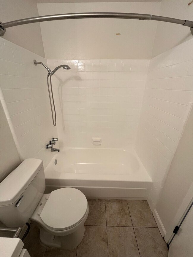 Building Photo - Spacious 2 Bedroom Condo/ Nicely Renovated...