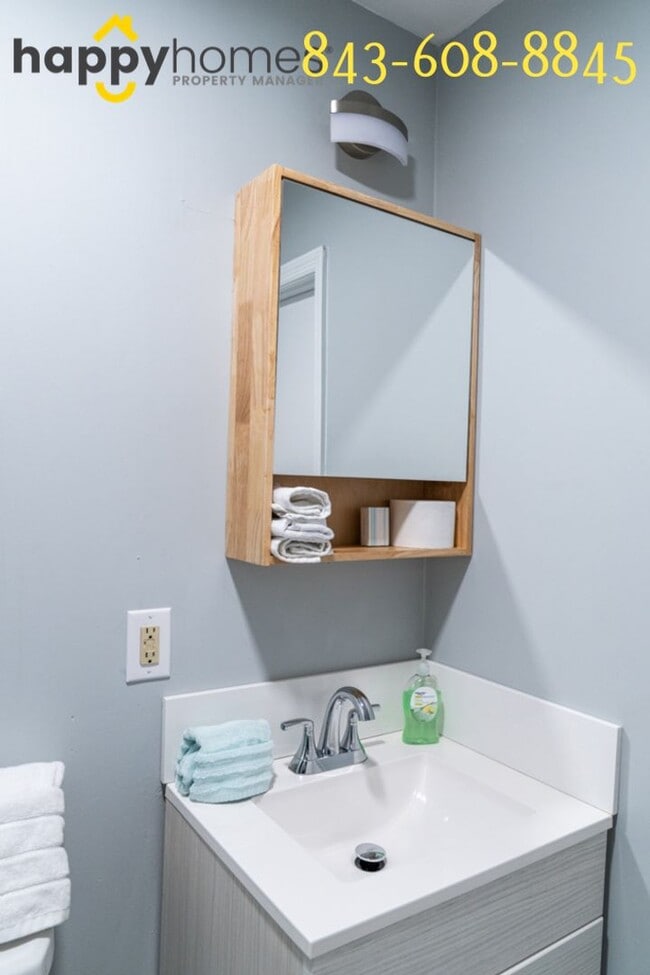 Building Photo - 2 bedroom 1 bath Cute bungalow in Riverlan...