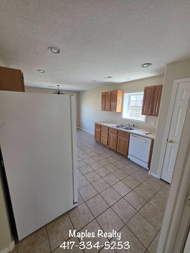 Building Photo - 3 Bed | 2 Bath Home in Hollister, MO – Flat Yard + 2-Car Garage