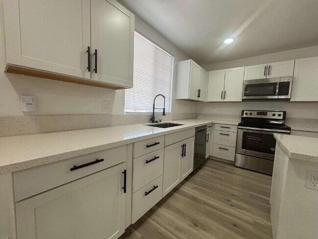 Building Photo - Fully remodeled and spacious 2 bed/2 bath with a den available- Las Vegas
