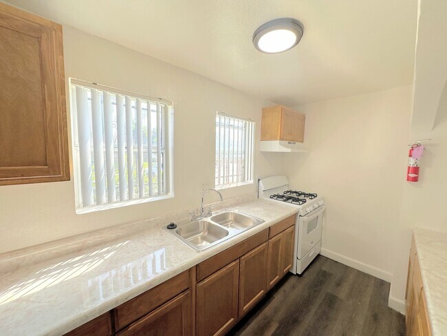 Building Photo - *SECTION 8 ONLY* Cute 2bd/1ba duplex with parking and all the appliances!