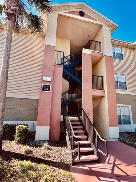 Building 1929 First Floor 1 bedroom - 1929 Summer Club Dr