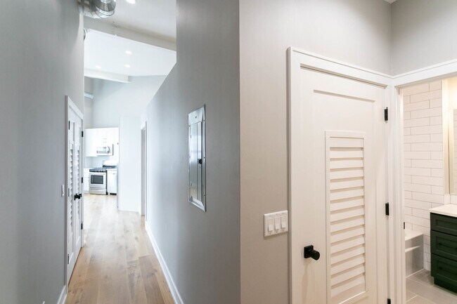 Building Photo - 1470 W Webster Ave