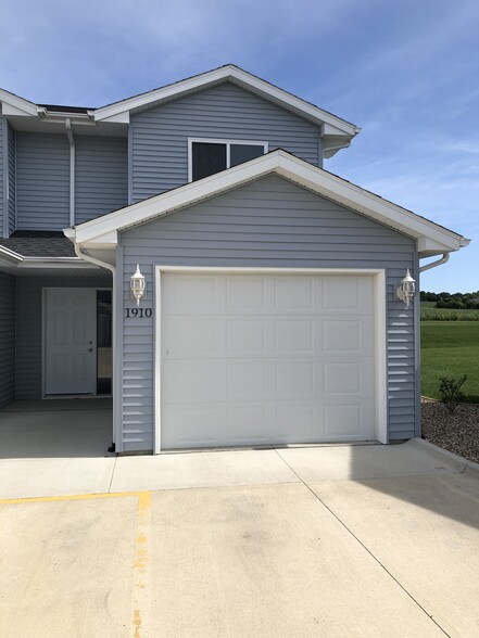 Front Entrance - 1910 Wrigley St