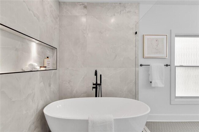 Building Photo - 976 Dunning St SE