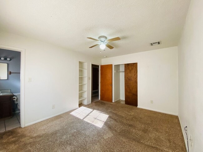 Building Photo - 4/2 Home with a backyard!