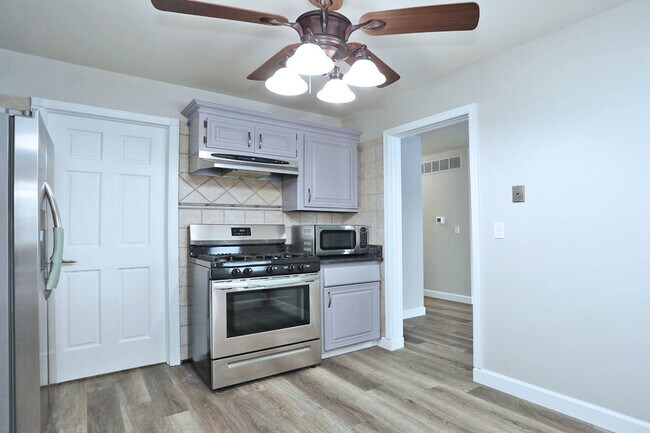 Building Photo - 236 Deerpath Ct