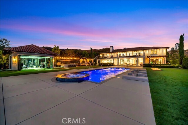 Building Photo - 2037 Delphine Ln