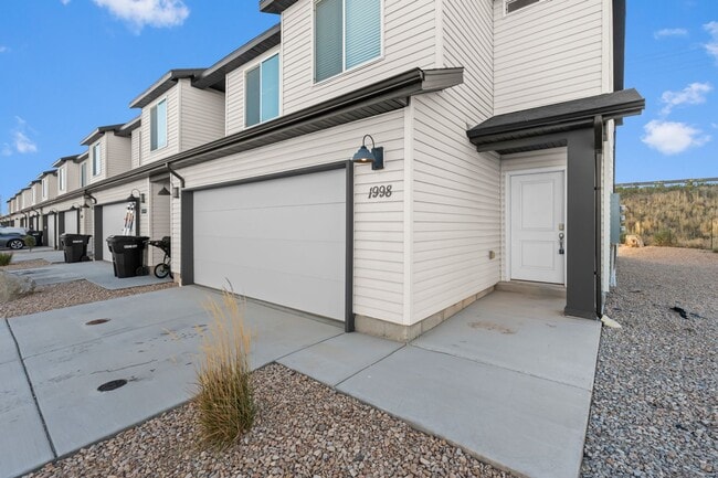 Building Photo - Comfortable and Spacious 4-Bedroom Townhom...
