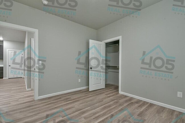 Building Photo - 4 Bedroom Rental w/2 car garage