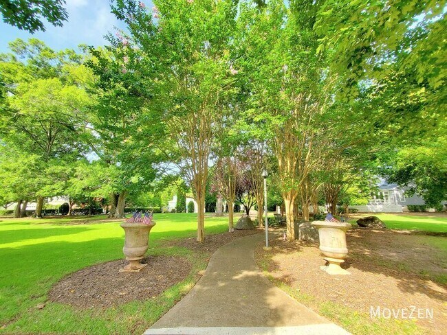 Building Photo - 17011 Hedgerow Park Rd