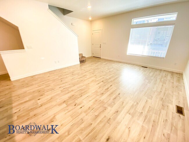 Building Photo - Beautiful 4 bedroom Townhome in West Valley!