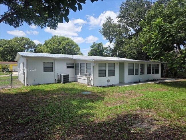 Building Photo - 338 Hosbine St