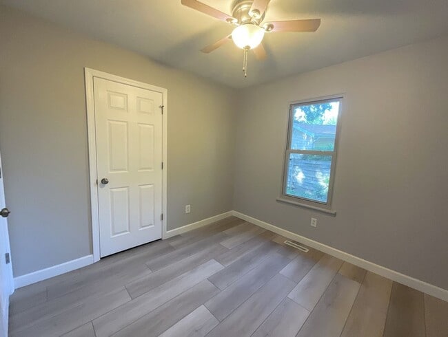 Building Photo - Leasing