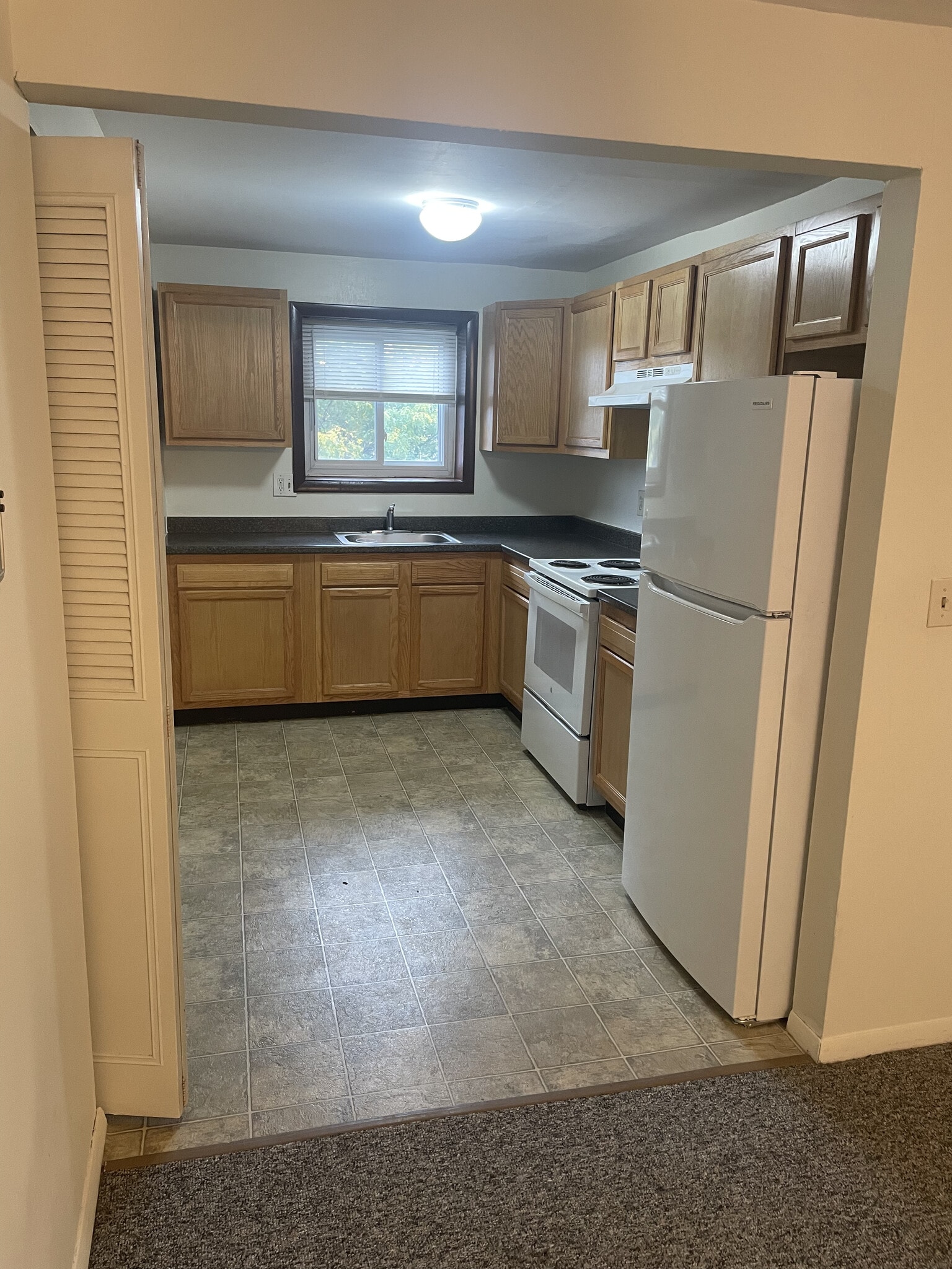 Building Photo - Hilltop Garden Apartments