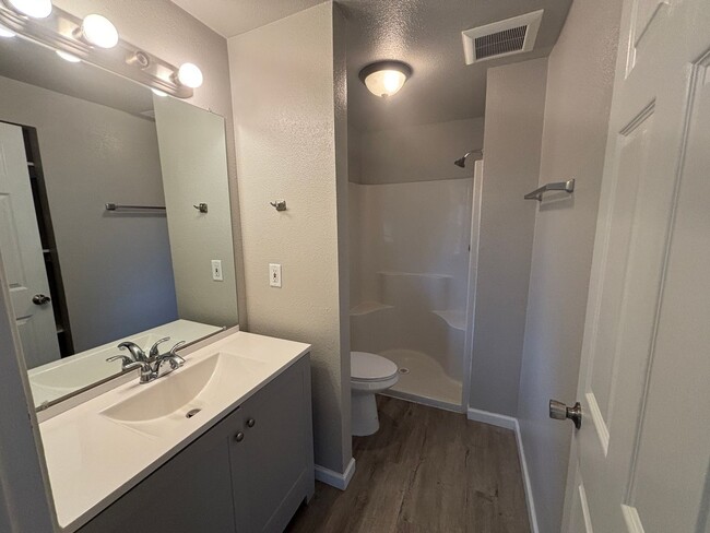 Building Photo - 3 Bedroom 3 Bath House *Move in special $1,000 off first months rent*