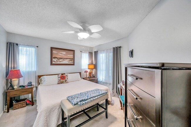 Building Photo - Quiet 3 bedroom 2 Bathroom Condo Unit in C...