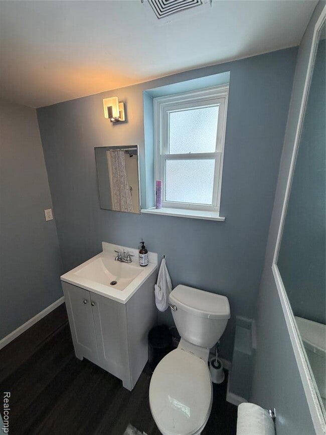 Building Photo - 115 Linhart St