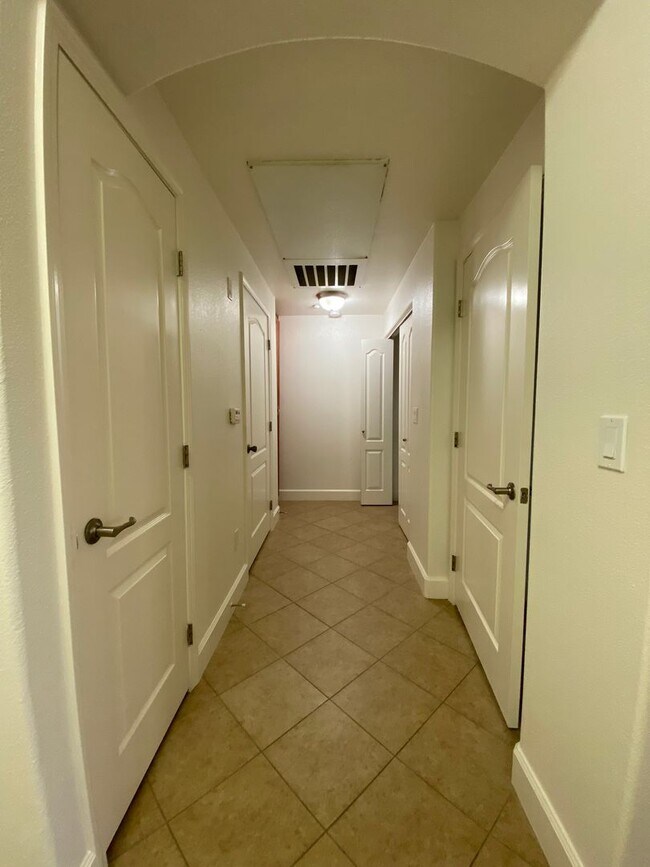 Building Photo - Beautiful Phoenician Apartments - 2 Bed, 2...