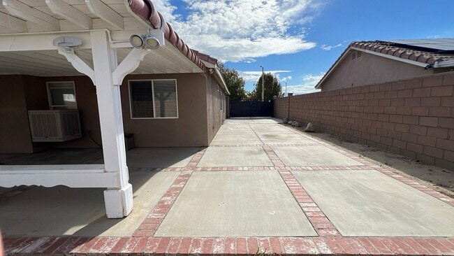 Building Photo - East Lancaster Home