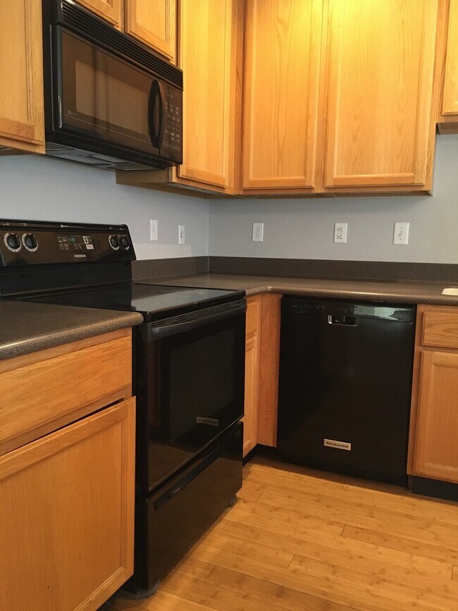 Building Photo - Gorgeous and Spacious Townhome in Waneka L...