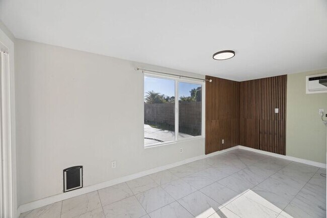 Building Photo - 1057 S Jamaica Way