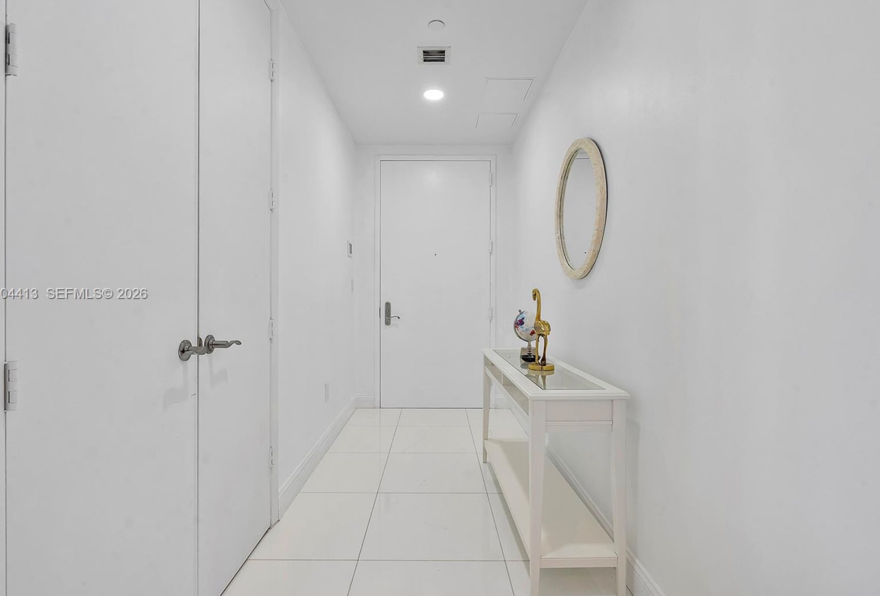 Building Photo - 15811 Collins Ave