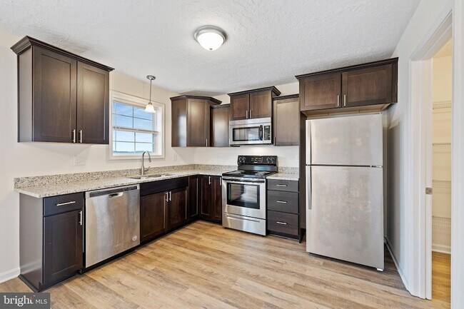 Building Photo - 2608 Maplewood Cir