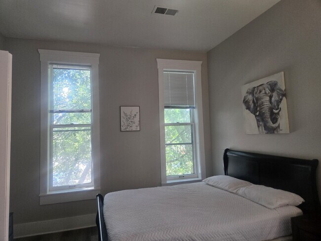 Building Photo - "2-Bed Furnished Gem close to the University of Louisville!"